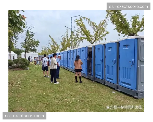 通讯:移动厕所、餐饮车与纪念品商店,赛场外的商业生态 通讯:移动厕所、餐饮车与纪念品商店,赛场外的商业生态