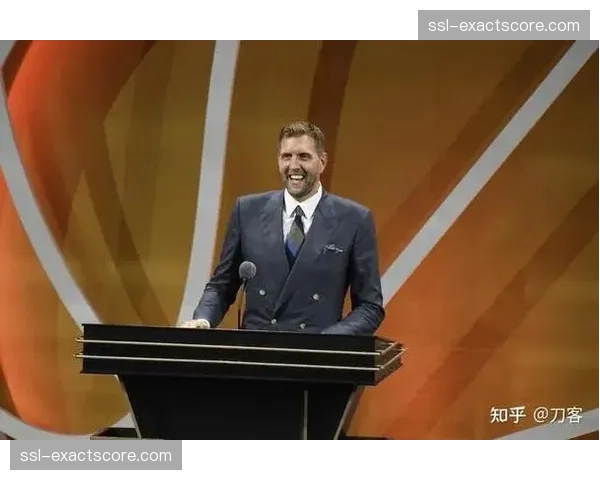 特写:球迷高举“感谢你,德克”标语,致敬独行侠队传奇诺维茨基雕像揭幕 特写:球迷高举“感谢你,德克”标语,致敬独行侠队传奇诺维茨基雕像揭幕